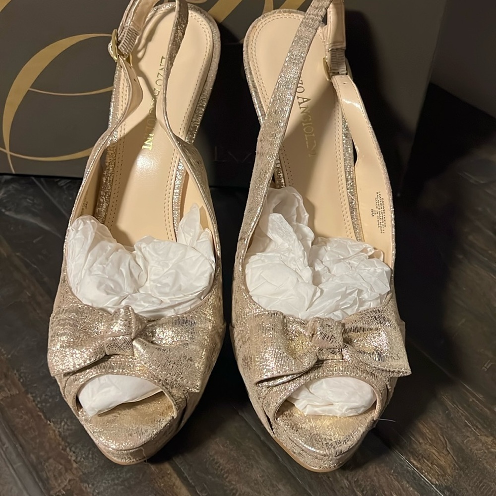 NWT Enzo Angiolini peep toe bow pumps